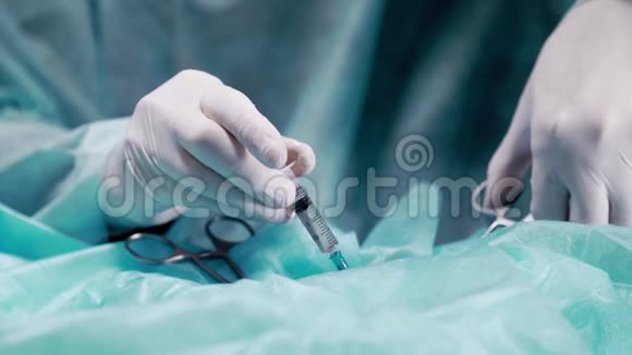 外科医生在手术中注射切口部位局部麻醉视频的预览图