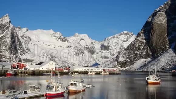 挪威冬季全景房子在海边视频的预览图