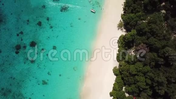 泰国西米兰岛和海滩鸟瞰图视频的预览图