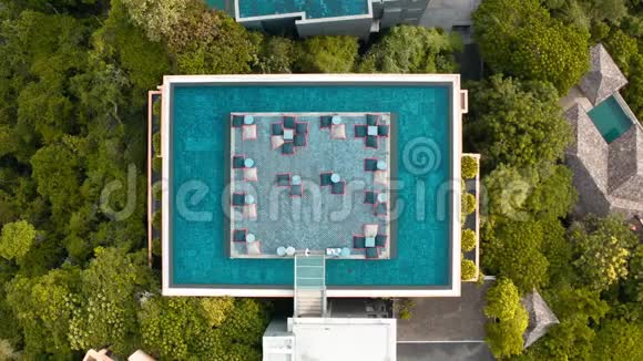 泰国普吉岛别墅和海滩俱乐部的鸟瞰图视频的预览图