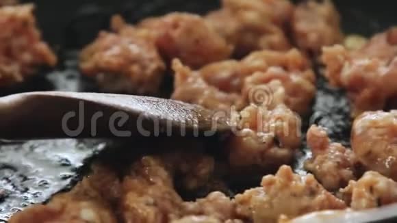 烹饪和炸香肠肉视频的预览图