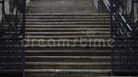 女孩爬上城市的楼梯视频的预览图