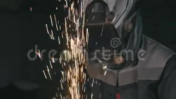 俄罗斯IRKUTSKJUNE212019年锻造车间工业工人使用角磨机和切割钢工人视频的预览图
