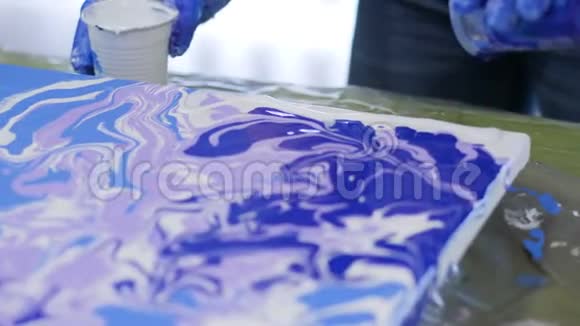 美丽的抽象丙烯酸绘画现代流体艺术视频的预览图