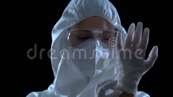 戴防护衣戴防护手套的女研究员视频的预览图