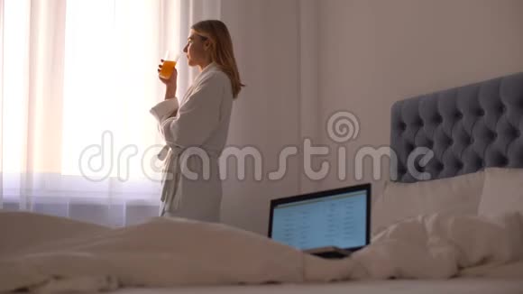 提供飞机航班或酒店清单妇女饮用果汁旅游预订的笔记本电脑视频的预览图