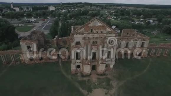 神秘的内部18世纪一座废弃的被毁的古堡建筑的废墟视频的预览图