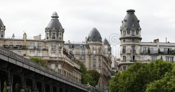 比尔哈基姆桥和地铁列车在巴黎夏季下午通过视频的预览图
