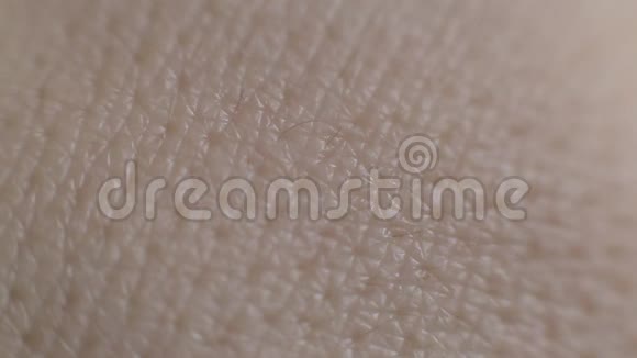 多孔油性人体皮肤的特写毛孔粗大的皮肤背景宏观美容视频的预览图