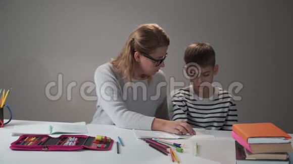 小白种人男孩和他聪明的母亲说话美丽的女人拥抱她的儿子给他五个教育概念视频的预览图