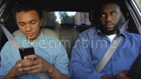 非裔美国人阅读儿子智能手机信息关系冲突行为视频的预览图