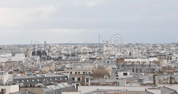 巴黎屋顶和埃菲尔铁塔法国阴天的全景视频的预览图