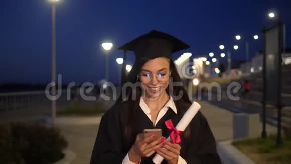 高中毕业女生毕业后护理走路和手机短信视频的预览图