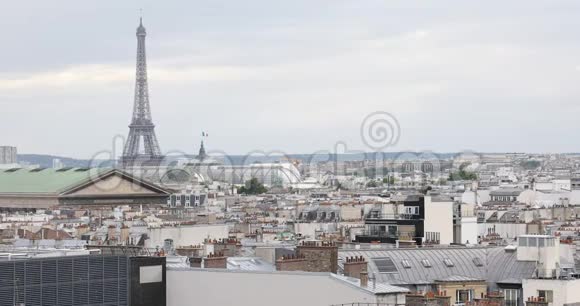 法国阴天的巴黎屋顶和埃菲尔铁塔视频的预览图
