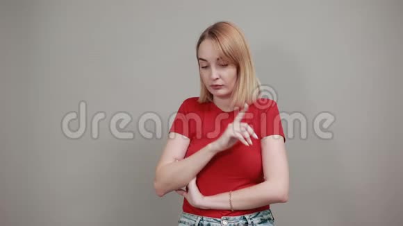 漂亮的年轻女人说安静用手指在嘴唇上做手势视频的预览图