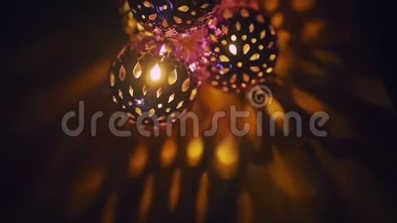 神奇的灯笼旋转给墙壁以美丽的眩光双手握有发光二极管的新年发光球视频的预览图