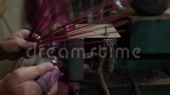 自动香棒制作机越南妇女在越南的老传统房子里工作生产视频的预览图