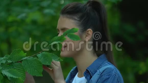 美丽的女人欣赏绿色森林竖起大拇指保护环境视频的预览图