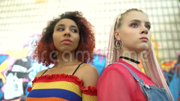 两个自信的女青少年互相看着新一代的潮流风格视频的预览图