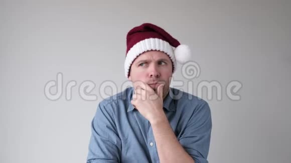 一个戴着圣诞老人帽子的人试图做出一个决定为圣诞节介绍他的家人视频的预览图