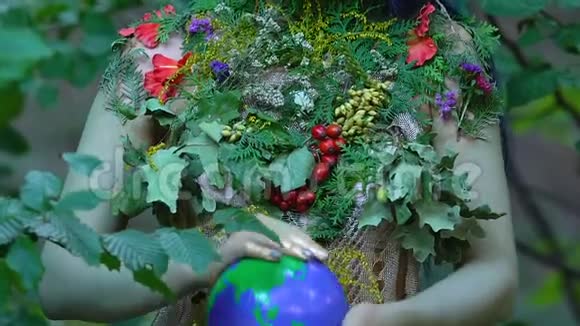 女花装饰持地球仪环保视频的预览图