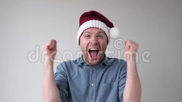 圣诞快乐概念兴奋的微笑的男人很高兴收到礼物视频的预览图
