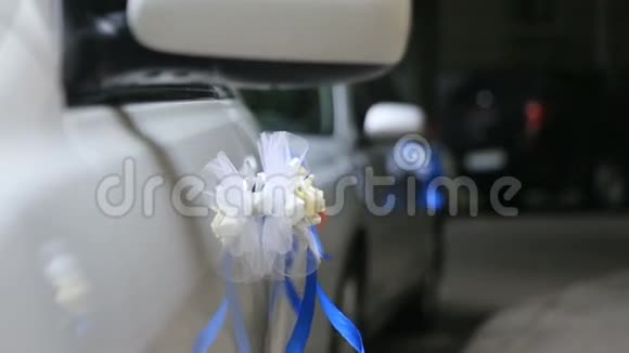 夜路豪华白车婚礼装饰视频的预览图