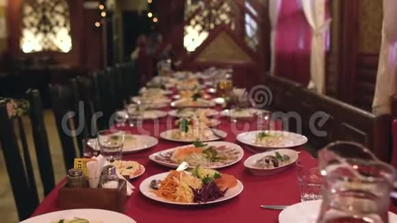 餐厅或咖啡馆的餐桌上摆着食物和沙拉企业晚餐的餐桌上摆着餐盘视频的预览图