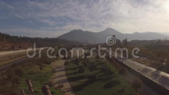 在智利首都圣地亚哥维塔库拉200周年公园的空中观看无人机视频4k视频的预览图