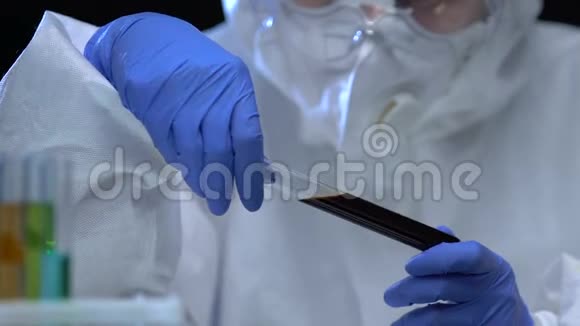 保护制服化验师用暗液显示管油检视频的预览图