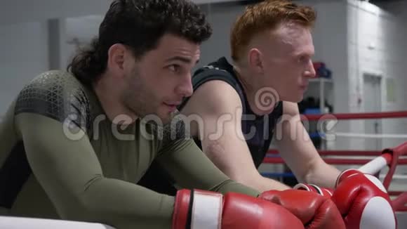 两名拳击手戴着拳击手套在拳击俱乐部训练后休息疲惫的拳击手在拳击后放松视频的预览图