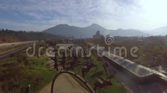 在智利首都圣地亚哥维塔库拉200周年公园的空中观看无人机视频4k视频的预览图