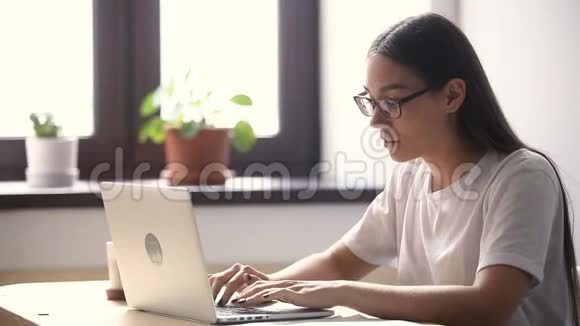 厌倦了眼镜年轻女子在电脑工作后感到眼睛疲劳视频的预览图