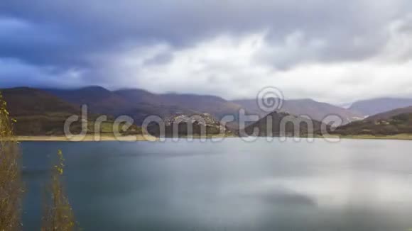 吐拉诺湖的时间流逝图拉卡斯特尔在图拉诺湖上的过度失误图拉诺湖时间推移超移4k视频的预览图