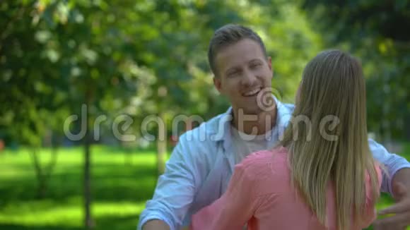 微笑的男人拥抱女友期待已久的见面温馨友好的关系视频的预览图