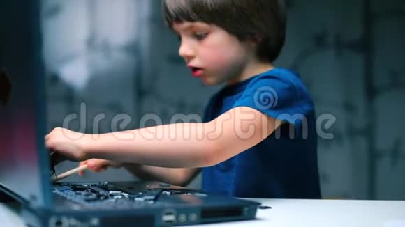 男孩把笔记本电脑的钥匙扯下来把电脑弄坏了视频的预览图