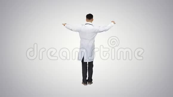 穿着医疗制服的英俊医生在梯度背景下跳舞视频的预览图