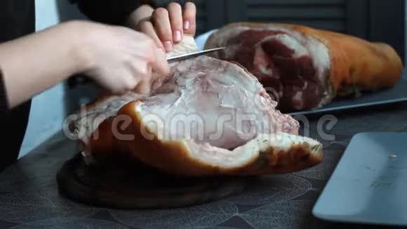 一步一步的猪肉卷食谱女厨师将皮肤与猪肉小腿分开生酮饮食低碳水化合物饮食选择性食物视频的预览图