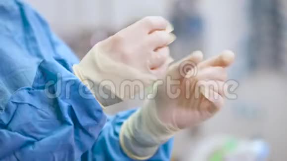 外科医生在手术前戴上保护手套关闭视野视频的预览图
