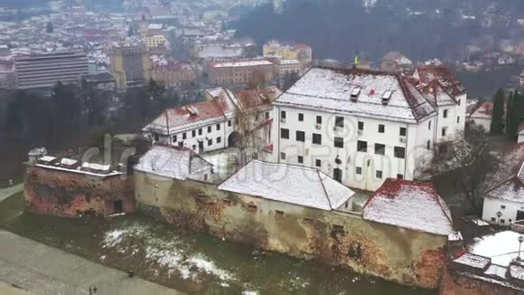 在罗马尼亚特兰西瓦尼亚的布拉索夫中世纪塞塔蒂城堡的鸟瞰图4K无人机视频顶部视图视频的预览图