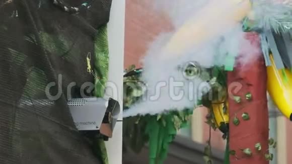 有背景的雾机喷出烟雾视频的预览图