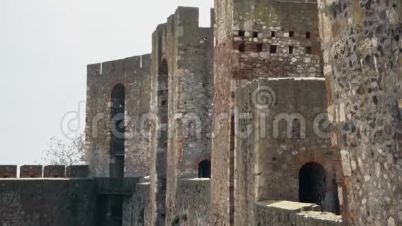 中世纪的古老堡垒穿墙的隧道视频的预览图