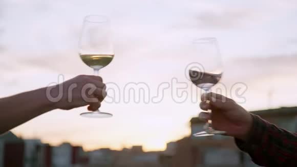 享受一杯葡萄酒日落时敬酒玫瑰视频的预览图