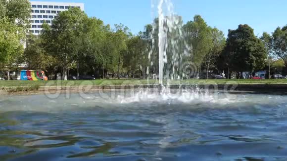 喷泉的慢镜头视频的预览图