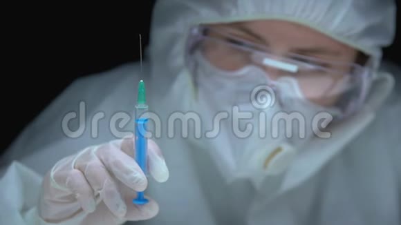 科学家用物质和试验动物持有注射器开发药物视频的预览图