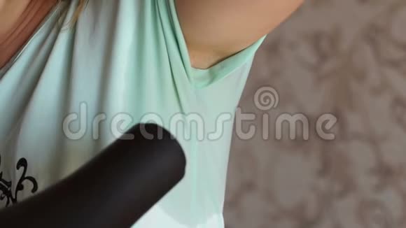 女人用吹风机烘干潮湿的腋窝多汗症视频的预览图