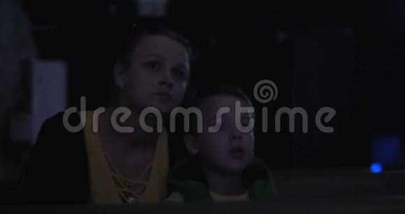 妈妈和孩子在电影院视频的预览图
