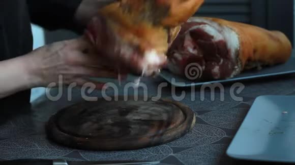 一步一步的猪肉卷食谱女厨师将皮肤与猪肉小腿分开生酮饮食低碳水化合物饮食选择性食物视频的预览图