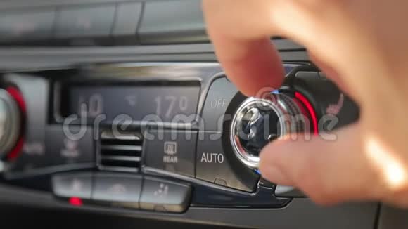 男人的特写他的手指调整汽车内部的温度丈夫手转动按钮视频的预览图