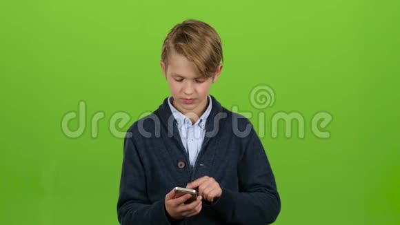 男孩在打电话尖叫绿色屏幕视频的预览图